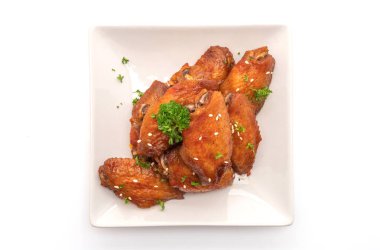 pişmiş Barbekü tavuk kanadı ile Beyaz Susam beyaz arka plan üzerinde izole