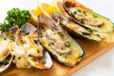 Peynirli taze midye.