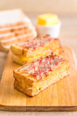 Croque monsieur pastırmalı yumurta soslu sandviç.