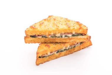 Beyaz arka plan üzerinde izole soslu pişmiş ıspanak ve Jambonlu sandviç