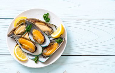 deniz ürünleri midye maydanoz ve limon ile