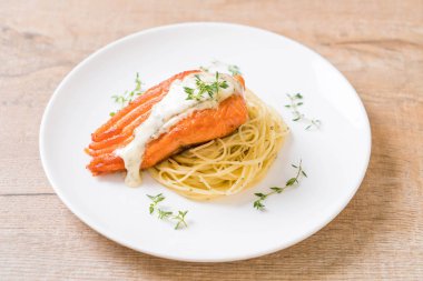 plaka üzerinde kızarmış som balığı spagetti