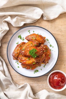 Beyaz susamlı ızgara tavuk kanadı.