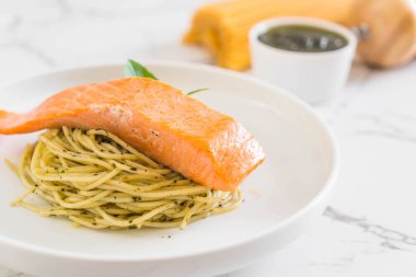 makarna spagetti pesto yeşil ve salmon - İtalyan gıda tarzı