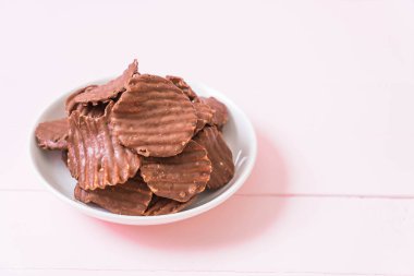 patates cipsi çikolata plaka üzerinde