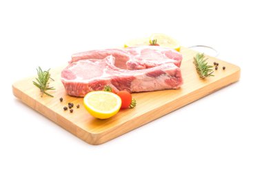 Beyaz arka plan üzerinde izole pirzola çiğ