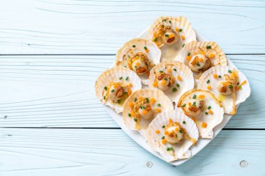 Kızarmış deniz tarağı, tereyağı ve sarımsak.