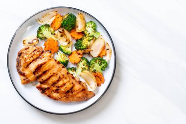 çukurunu tavuk göğsü biftek sebze (brokoli, havuç, soğan ile)