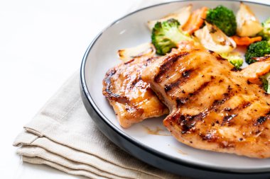 çukurunu tavuk göğsü biftek sebze (brokoli, havuç, soğan ile)