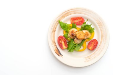 Beyaz arka plan üzerinde izole sebzeli ızgara tarak shell