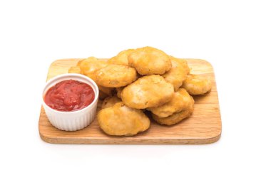 Beyaz arka plan üzerinde izole soslu tavuk nuggets