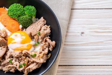 Donburi, domuz eti Pilav kasesi onsen yumurta ve sebze - Japon gıda tarzı