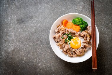 Donburi, domuz eti Pilav kasesi onsen yumurta ve sebze - Japon gıda tarzı