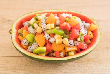 dilimlenmiş meyve (portakal, dragon meyve, karpuz, ananas, kivi mix)