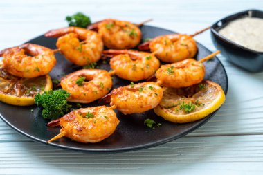 Limon - deniz ürünleri tarzı ile ızgara kaplan karides şiş