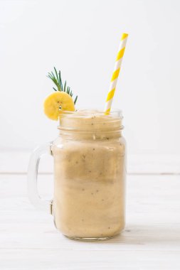 muz smoothies cam ahşap masa üzerinde