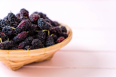 ahşap masa taze dut kase