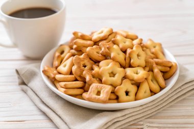 Kahveli bisküvi krakeri.