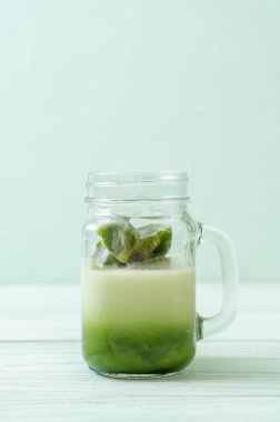 Matcha yeşil çay buzlu cam sütlü