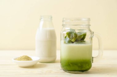 Matcha yeşil çay buzlu cam sütlü
