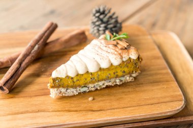 kabak pasta kek ahşap plaka üzerinde