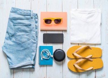 Gezgin, yaz tatili ahşap arka plan üzerinde erkek casual kıyafetler