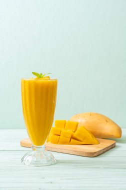 taze mango smoothies - sağlıklı yiyecek ve içecek konsepti