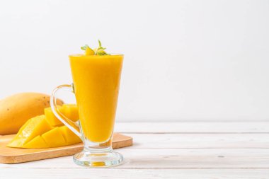taze mango smoothies - sağlıklı yiyecek ve içecek konsepti