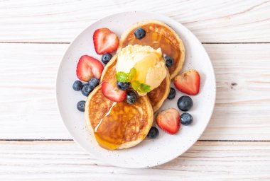 Yabanmersinli gözleme, çilek, bal ve vanilyalı dondurma.