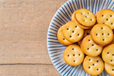 Hindistan cevizli bisküvi ve ananas reçeli.