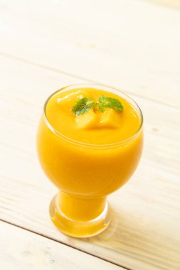taze mango smoothies - sağlıklı yiyecek ve içecek konsepti