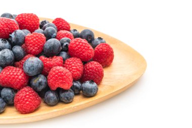 taze yaban mersini ve beyaz arka plan üzerinde rasberry