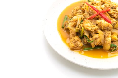 Beyaz arka plan üzerinde izole toz köri ile kızartılmış yengeç