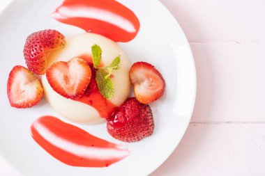 taze çilek - sağlıklı yemek ve tatlı ile yoğurt puding