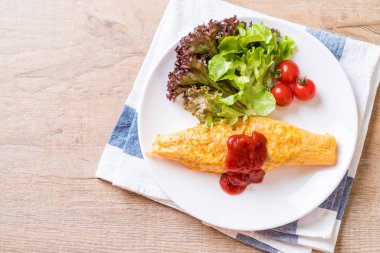 Bir omlet sarma sebzeli aromalı kızarmış pirinç