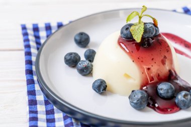 yoğurt puding taze yaban mersini - sağlıklı yemek ve tatlı ile