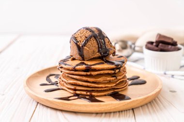 Çikolatalı dondurma plaka ile gözleme