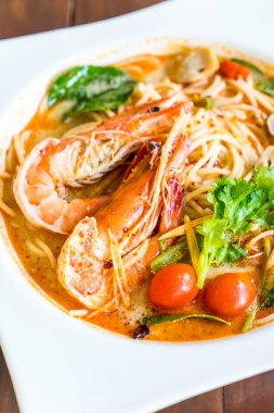 karides acılı spagetti (tom yum kung)-füzyon gıda tarzı