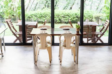 Boş masa ve sandalye restoranda