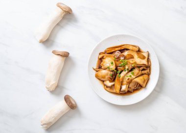 İstiridye soslu kızarmış kral istiridye mantarı. Sağlıklı, vejetaryen ya da vejetaryen yemek tarzı.