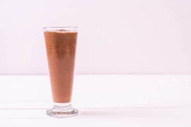çikolata smoothies milkshake ahşap arka plan üzerinde