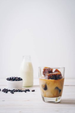 ahşap masa üzerinde sütlü kahve buz küpleri