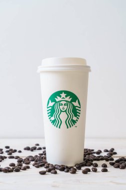 Bangkok, Tayland - 5 Haziran 2018: Beyaz kahve fincanı Starbucks logosu üzerinde tahta arka plan ile. Starbucks dünyanın en büyük kahve evi 61 ülke içinde 20.000'den fazla mağaza ile mi.