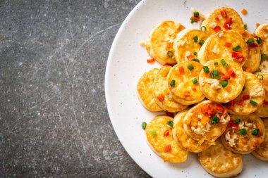 Sahanda yumurta yumuşak tofu sarımsak - sağlıklı, vegan ve sebze gıda tarzı