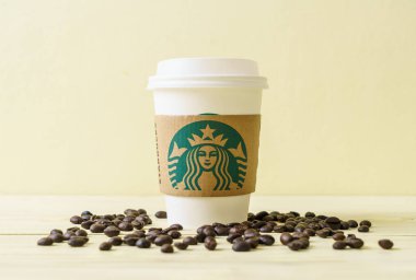Bangkok, Tayland - 5 Haziran 2018: Beyaz kahve fincanı Starbucks logosu üzerinde tahta arka plan ile. Starbucks dünyanın en büyük kahve evi 61 ülke içinde 20.000'den fazla mağaza ile mi.