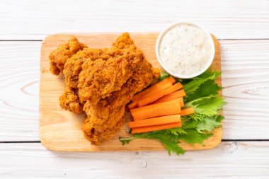 Sebzeli kızarmış tavuk kanadı.