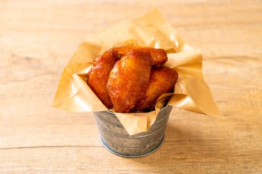 Barbekü tavuk kanadı sosu ile