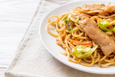 tavada kızartılmış yakisoba noodle pork - Asya gıda tarzı ile