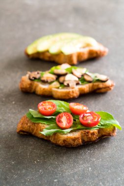 avokado, domates ve mantar - sağlıklı kruvasan sandviç veya vegan gıda tarzı