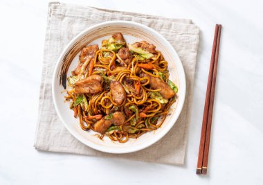 tavada kızartılmış yakisoba noodle pork - Asya gıda tarzı ile